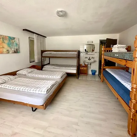 Hostel House Laerchenheim *