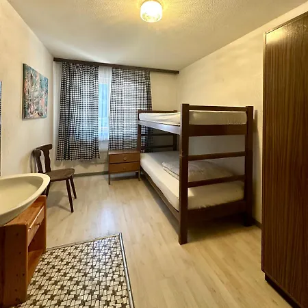 House Laerchenheim بيت شباب *