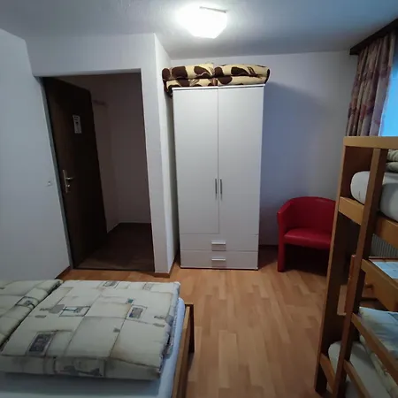 House Laerchenheim Hostel *